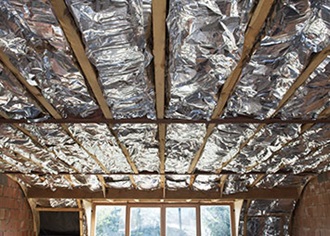 Plafond isoleren voor meer warmte en minder geluid