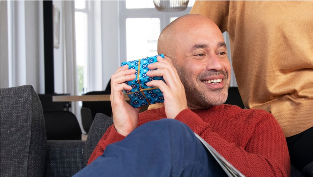 Man met cadeau