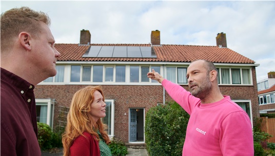 Monteur wijst naar huis
