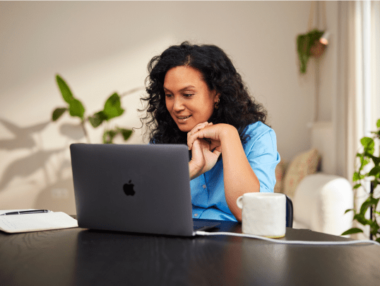 Vrouw zit achter haar laptop